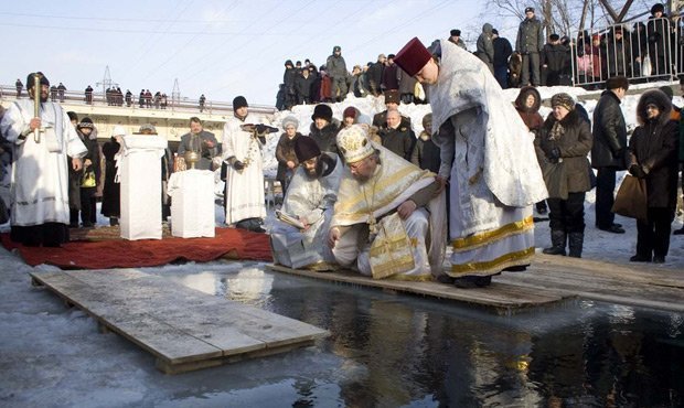 В Москве в Крещенских купаниях приняли участие более 20 тысяч человек