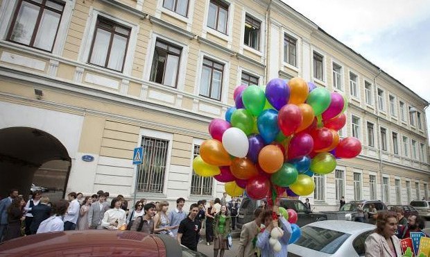 СКР начал проверку в московской школе из-за слухов о романе учителя с ученицами