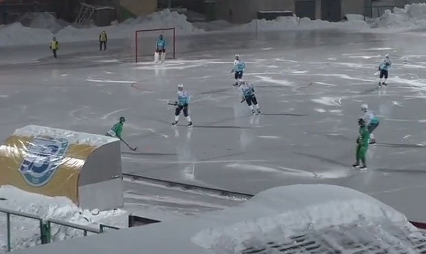 В матче чемпионата России по хоккею с мячом команды забили 20 голов в свои ворота
