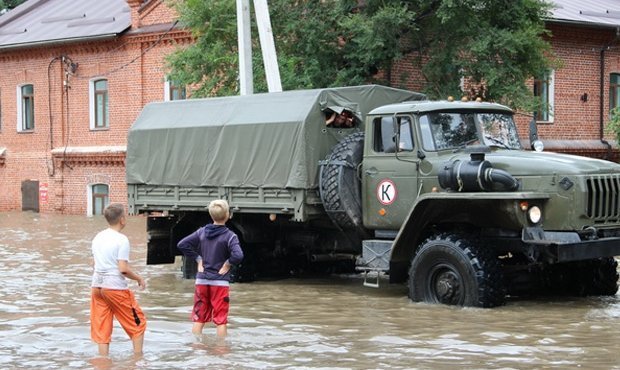 В затопленный Уссурийск выехала дополнительная группа спасателей