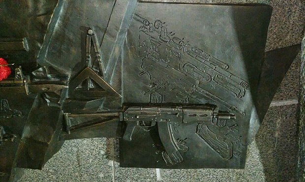 На памятнике Михаилу Калашникову нашли чертеж винтовки Третьего рейха