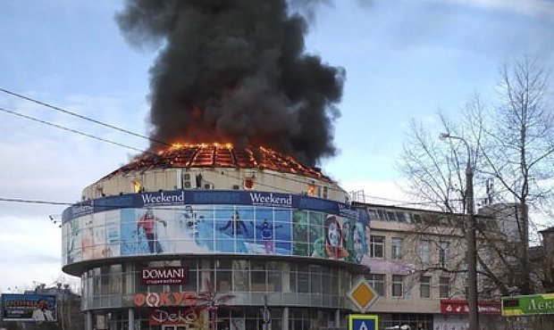 В Архангельске загорелся торговый центр «Фокус». Причина пожара выясняется
