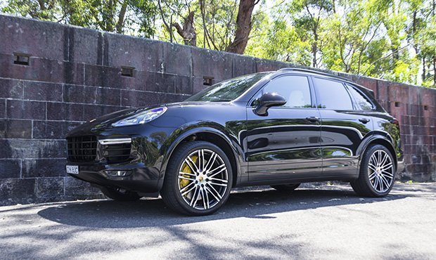 В Москве двое приезжих угнали у студентки Porsche Cayenne за 5,7 млн рублей