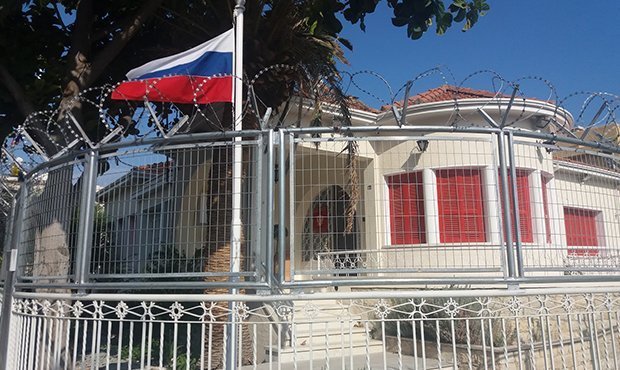 На Кипре психически неуравновешенный мужчина атаковал российское посольство
