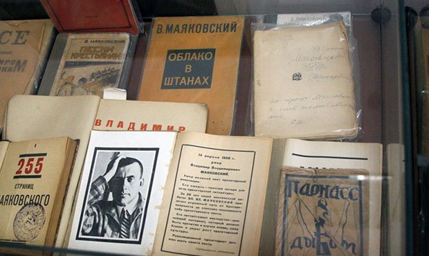 В Екатеринбурге старшекласснице отказались продать сборники Есенина и Маяковского