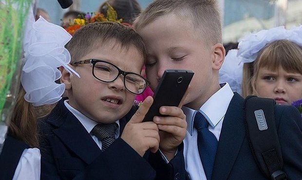 Минпросвещения предложило ограничить использование мобильных телефонов в школах