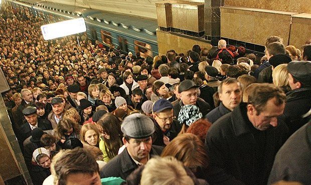 В московском метро поезда следуют мимо «Тульской». На платформе станции возникла давка