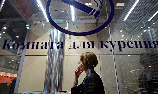 Госдума предложила вернуть на вокзалы и аэропорты «курилки»
