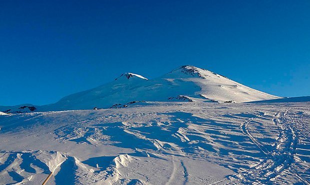 На Эльбрусе во время восхождения со скалы сорвались два альпиниста  