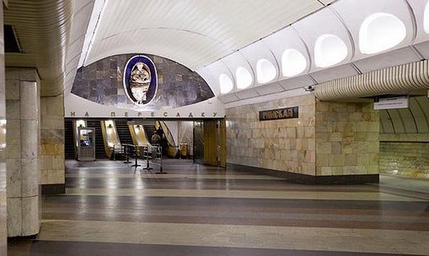 В московском метро сотрудник Росгвардии спас упавшего на пути пассажира