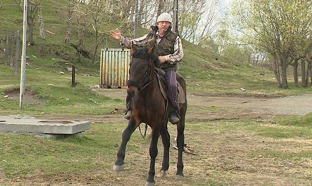 Жаловавшийся на дорогой бензин камчатский депутат приехал на заседание на коне  