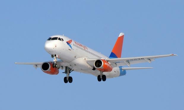 Авиакомпания «Азимут» отложила вылет своего рейса на самолете SSJ100  