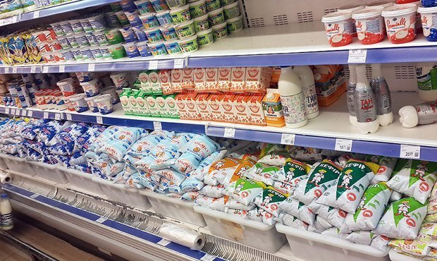 Обесточенному Крыму грозит дефицит продуктов. В магазинах портится молоко и мясо