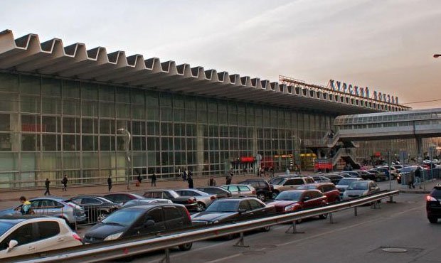 На Курском вокзале Москвы из-за подозрительного предмета приостановлено движение поездов