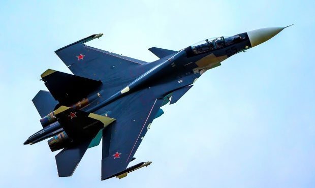 Российский Су-30 перехватил в небе над Черным морем американский самолет-разведчик