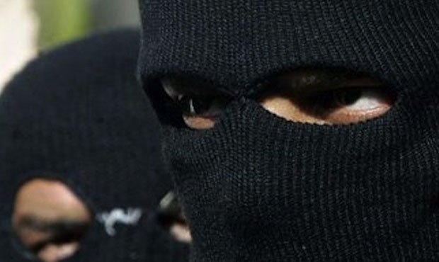 В Москве грабители в масках вынесли банкомат из торгового центра