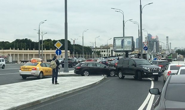 ​Благоустройство московских дорог вынуждает водителей нарушать правила дорожного движения  