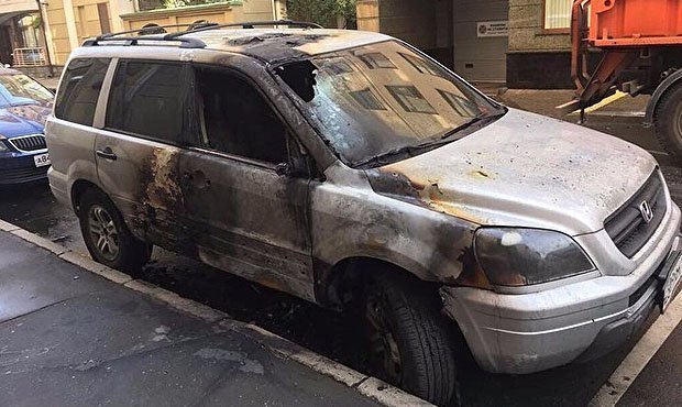 В Москве противники «Матильды» подожгли машину адвоката Алексея Учителя