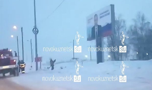 В Новосибирске пожарных заставили мыть баннеры с Путиным из брандспойта