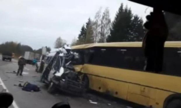 В Тверской области столкнулись лоб в лоб автобус и маршрутка. Погибли 13 человек