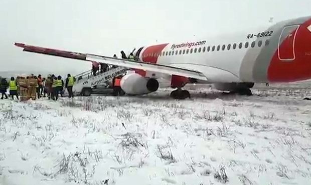 В аэропорту Белгорода самолет компании RedWings в ходе посадки выкатился за пределы ВПП