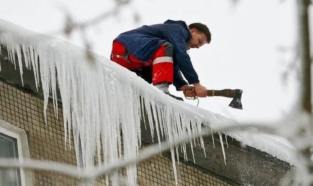 Московские власти обяжут собственников зданий заниматься очисткой крыш от снега