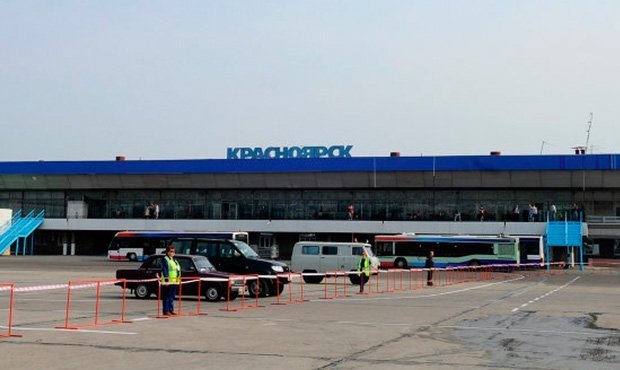 В Красноярске совершил посадку самолет с отказавшим двигателем