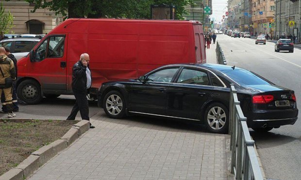 В Петербурге автомобиль вице-губернатора на большой скорости протаранил фургон