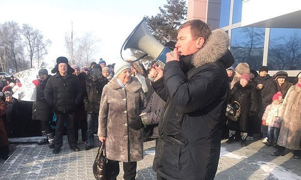 Жители новосибирского поселка потребовали отставки местных чиновников из-за гибели детей в яме