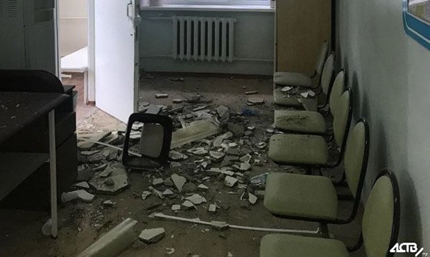 В Южно-Сахалинске в детской поликлинике на посетителей рухнул потолок