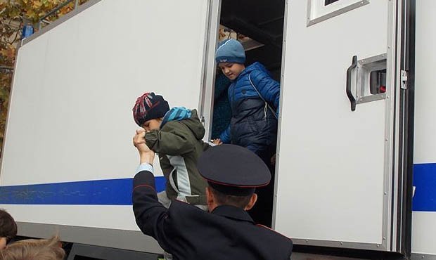 В Севастополе детям показали настоящие автозаки и разрешили в них посидеть