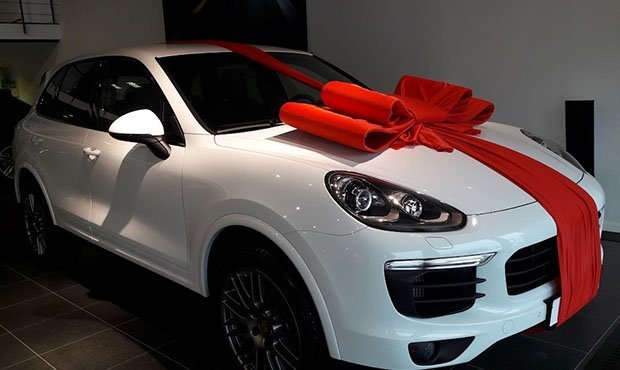 В Татарстане чиновница получила на 8 марта в подарок автомобиль Porsche