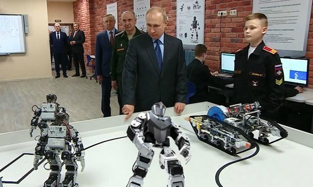 Петербургские суворовцы показали президенту «своих роботов», сделанных в Корее