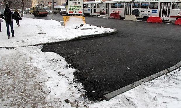 Дорожникам официально разрешат укладывать асфальт в морозы и снегопад
