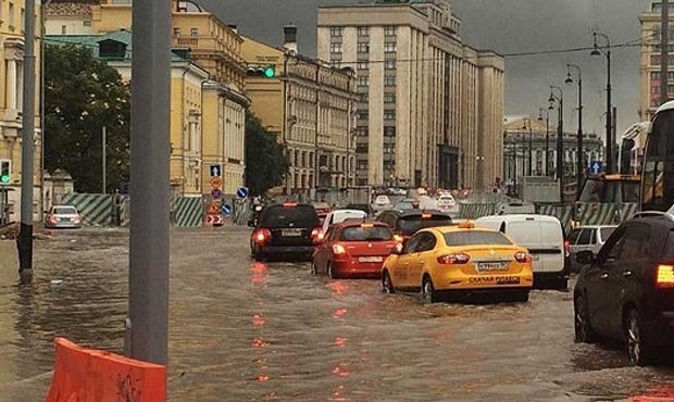 Московские власти попросили водителей отказаться от поездок на личных авто