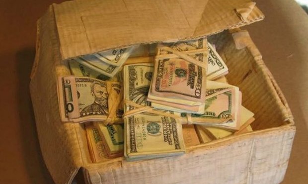 Силовики при обыске в банке изъяли 100-килограммовую коробку с деньгами, принадлежащими депутату Госдумы