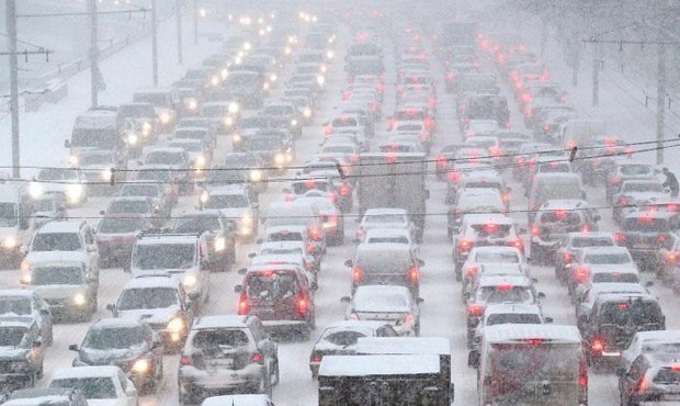 Московские автомобилисты из-за снегопада встали в 9-бальных пробках