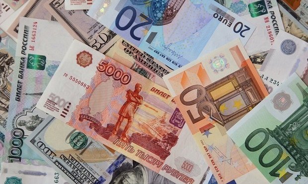 Курс доллара на Московской бирже вырос до 70 рублей, а курс евро – до 81 рубля