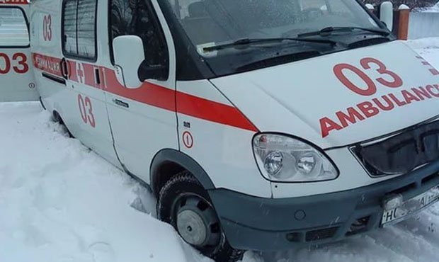 В Новосибирске карета «скорой помощи» не смогла доехать до пациента из-за неубранного снега