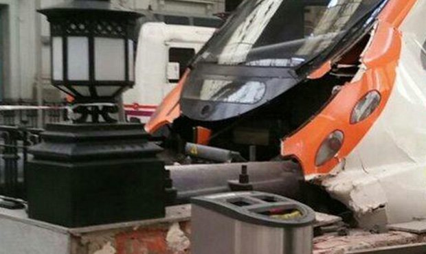 На вокзале Барселоны поезд врезался в отбойник платформы. Пострадали 48 человек
