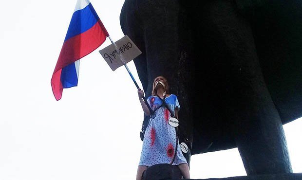 В Новосибирске девушка с плакатом «Я умираю» приковала себя к памятнику Ленину