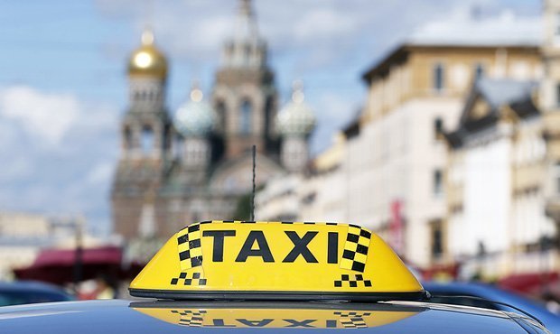 В Петербурге молодой чиновник угнал автомобиль таксиста и сбил его