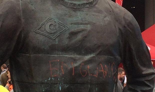 Полиция задержала английского фаната за порчу памятника Федору Черенкову