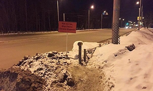 В Омске неизвестные установили таблички с требованием убрать снег с улиц