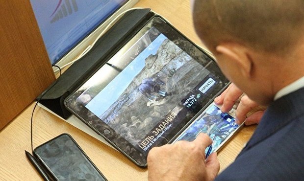 Свердловского единоросса застукали играющим в виртуальную охоту на заседании