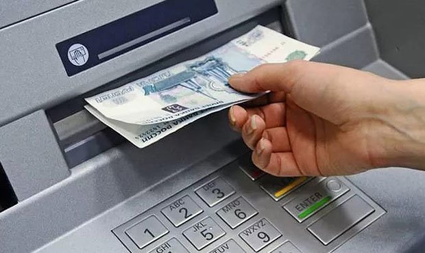 Visa разрешила банкам взимать дополнительную комиссию за снятие наличных в банкомате