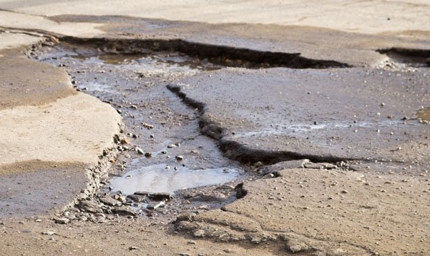 В Пятигорске сотрудники ГИБДД штрафуют водителей за объезд ям на дороге
