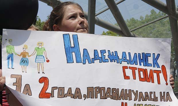 Во Владивостоке сироты вышли на митинг с требованием предоставить им жилье