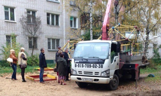 В Твери уставшая от шума пенсионерка заказала снос детской площадки