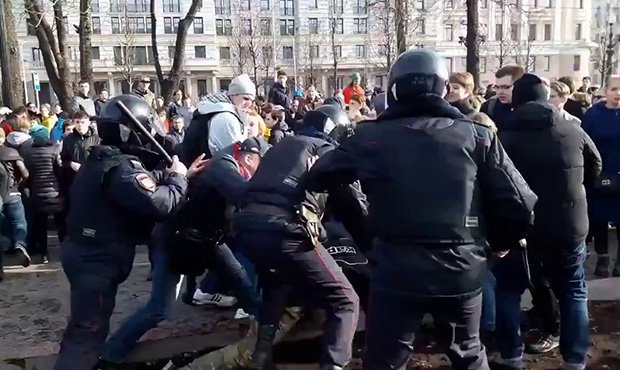 Полицейских обяжут носить видеорегистраторы во время работы на митингах